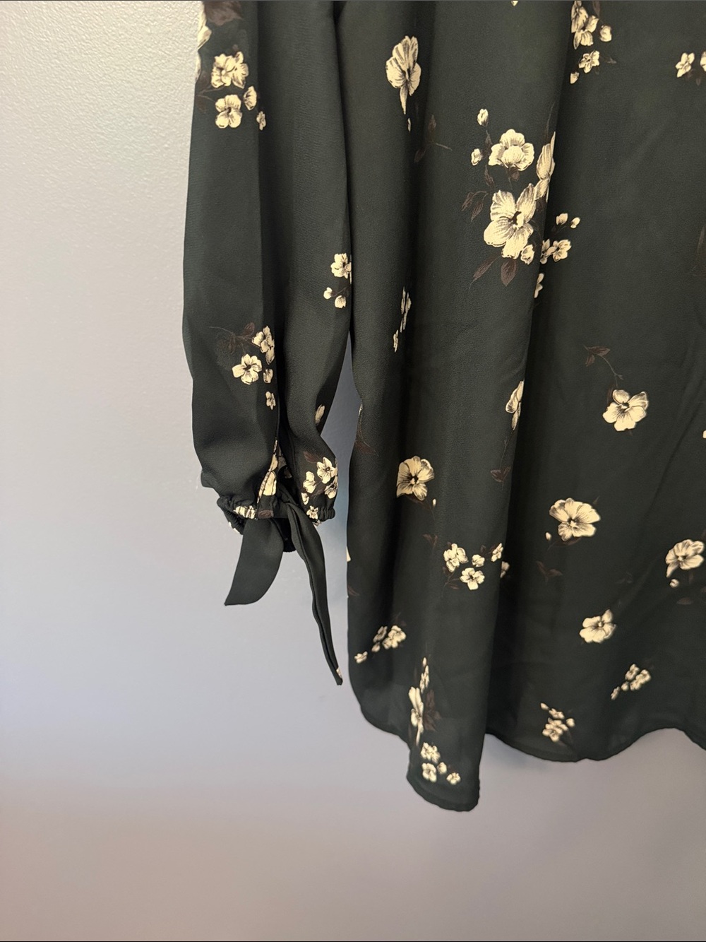 Paper moon Women’s Floral Tie-Sleeve Blouse - Picture 4 of 8
